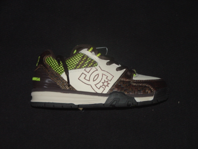 A UNISEX SKATEBOARDING SHOE. NOT COVERING THE ANKLE. UPPERS OF LEATHER AND TEXTILE MESH WHERE THE LEATHER PREDOMINATES. WITH OUTER SOLES OF RUBBER. WITH EVA MIDSOLE. WITH LACE UP FASTENING. WITH AN INSOLE LENGTH OF LESS THAN 24 CMS. BROWN, GREEN AND BEIGE IN COLOUR. WITH A CIF PRICE PER PAIR NOT EXCEEDING 7.5 EURO.