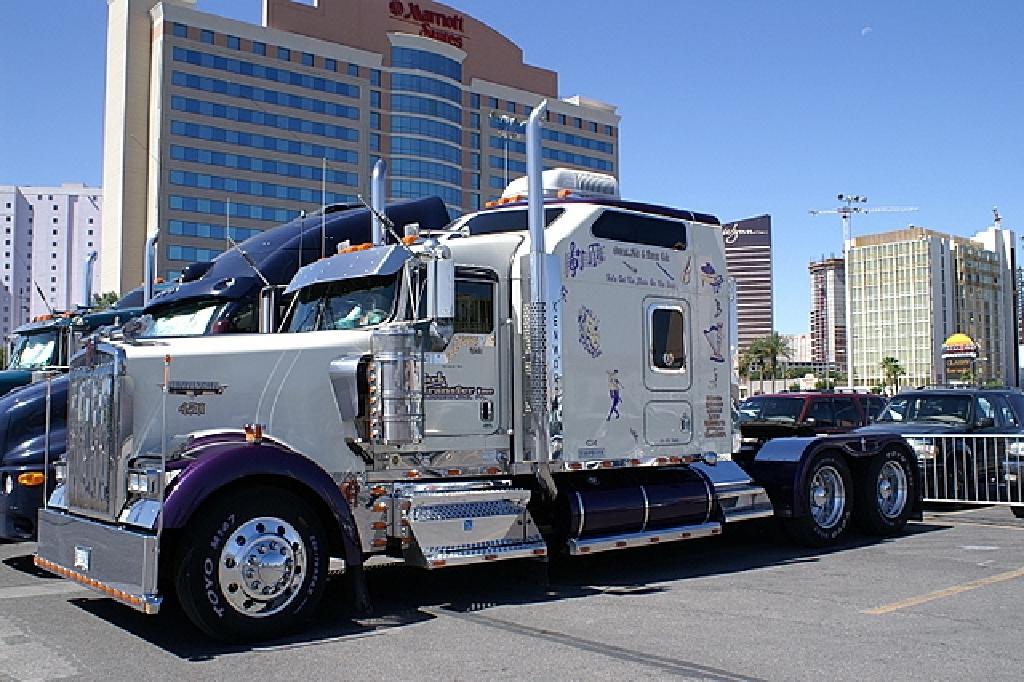 KENWORTH W900L SLEEPER TRUCK. BUILT IN 2005. THIS VEHICLE IS NOT FOR THE HAULAGE OF A SEMI TRAILER, BUT IS TO BE USED AS A SHOW VEHICLE. ALL OF THE HYDRAULIC HOSES, THE MECHANICAL WORKINGS FOR THE FIFTH WHEEL AND THE HANDLES THAT OPERATE THE FIFTH WHEEL HAVE BEEN PERMANENTLY REMOVED. A METAL PLATE HAS BEEN WELDED ACROSS THE FIFTH WHEEL HOUSING, SO THIS VEHICLE CANNOT BE USED FOR THE PURPOSES OF HAULAGE. THE AIRLINE COUPLINGS HAVE ALSO BEEN TAKEN OFF. THE REAR COMPARTMENT CAB INCLUDES A FRIDGE, COOKER AND A DOUBLE BUNK BED. THE VEHICLE HAS TRAVELLED BETWEEN 400,000 AND 500,000 MILES AND IS OF A CYLINDER CAPACITY EXCEEDING 2,500cc.