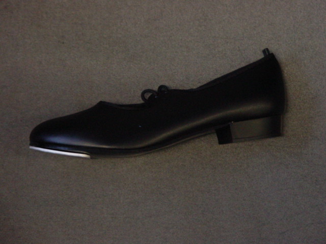 WOMENS TAP DANCING SHOE. NOT COVERING THE ANKLE. WITH UPPERS OF BLACK SYNTHETIC MATERIAL. WITH OUTER SOLES OF SYNTHETIC MATERIAL. WITH A METAL PLATE FIXED TO THE OUTER SOLE AT THE TOE. WITH LACE UP FASTENING. WITH SMALL HEEL. WITH IN SOLE LENGTH OF LESS THAN 24CM.