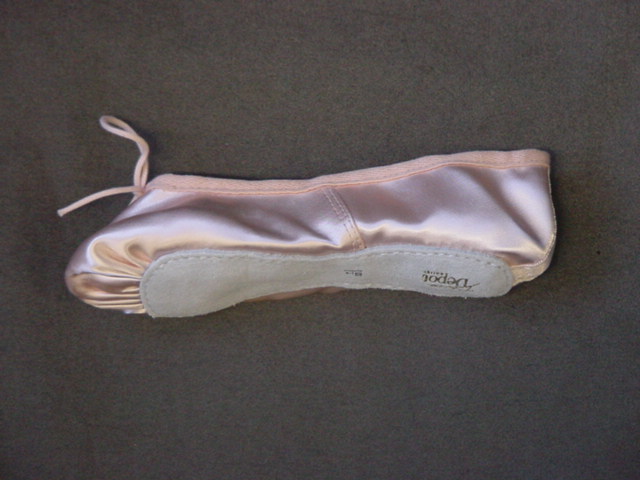 GIRLS BALLET SHOE. NOT COVERING THE ANKLE. WITH UPPERS OF PINK SATIN TEXTILE MATERIAL. WITH OUTER SOLE OF LEATHER. WITH COTTON DRAWSTRING TIGHTENING AND BINDING. WITH INNER LINING. WITH IN-SOLE LENGTH OF LESS  THAN 24CM.