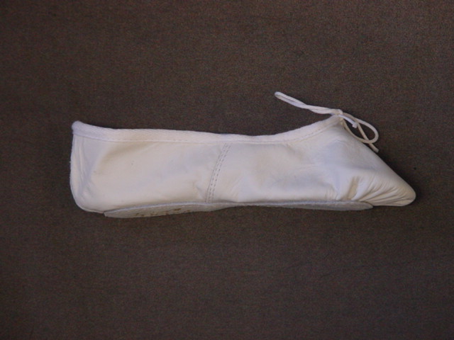 UNISEX BALLET SHOE. NOT COVERING THE ANKLE. WITH UPPERS OF WHITE LEATHER. WITH OUTER SOLES OF SUEDE LEATHER. WITH INNER LINING. WITH COTTON DRAWSTRING TIGHTNING AND BINDING. WITH IN-SOLE LENGTH OF LESS THAN 24CM.