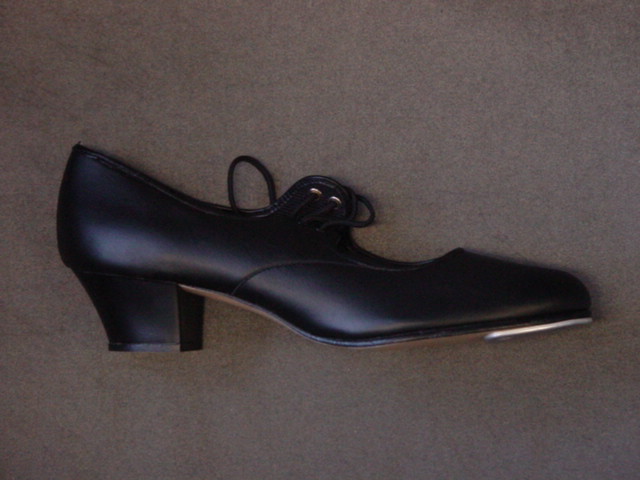 WOMENS TAP DANCING SHOE. NOT COVERING THE ANKLE. WITH UPPERS OF BLACK LEATHER. WITH OUTER SOLES OF LEATHER. WITH METAL PLATE FIXED TO THE OUTER SOLE AT THE TOE. WITH LACE UP FASTENING. WITH A LOW HEEL. WITH IN-SOLE LENGTH OF 24CM OR MORE.