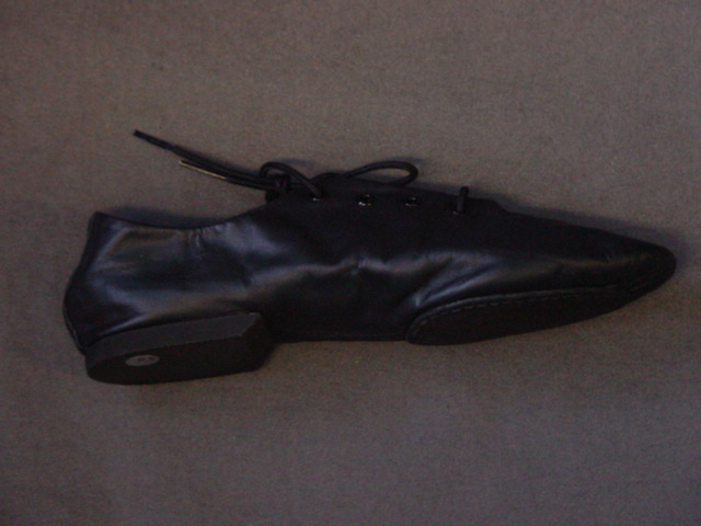 UNISEX DANCE SHOE DESIGNED FOR JAZZ AND CONTEMPORARY DANCE. NOT COVERING THE ANKLE. WITH UPPERS OF LEATHER. WITH SPLIT OUTER SOLE OF LEATHER/SUEDE AND RUBBER. WITH LEATHER/SUEDE PATCH ON LEATHER AT THE BALL OF THE SOLE AND RUBBER ON THE HEEL. VIABLE OUTER SOLE CONSIDERED TO BE THE LEATHER/SUEDE PATCH AS THIS IS THE WORKING PART OF THE OUTER SOLE. WITH LACE UP FASTENING. WITH IN-SOLE LENGTH OF 24CM OR MORE.