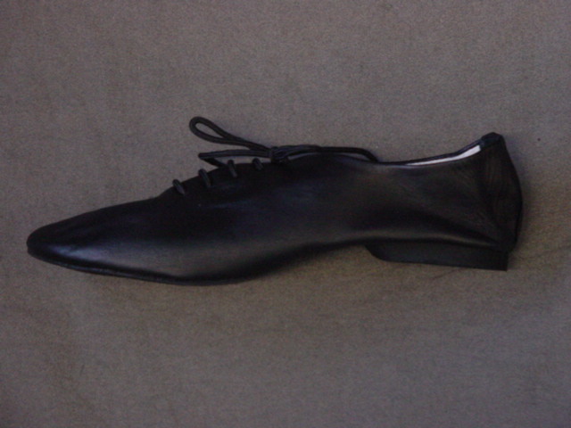 UNISEX DANCING SHOE. DESIGNED FOR JAZZ AND CONTEMPORARY DANCE. NOT COVERING THE ANKLE. WITH UPPERS OF BLACK LEATHER. WITH OUTER SOLE OF SUEDE LEATHER. WITH LACE UP FASTENING. WITH INNER LINING. WITH IN-SOLE LENGTH OF 24CM OR MORE.