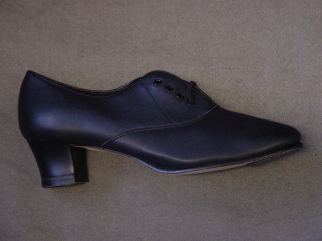 WOMENS OXFORD TAP DANCING SHOE. NOT COVERING THE ANKLE. WITH UPPERS OF BLACK LEATHER. WITH OUTER SOLES OF LEATHER. WITH FIBREBOARD SECTION STITCHED TO THE OUTER SOLE AT THE TOE FOR THE PLACEMENT OF THE METAL TAP PLATE. WITH LACE UP FASTENING. WITH MEDIUM HEEL. WITH IN-SOLE LENGTH OF MORE THAN 24CM.