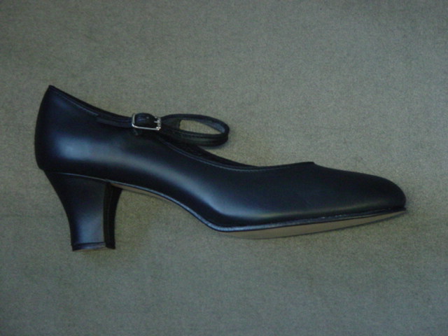 WOMENS CHARACTER DANCE SHOE. NOT COVERING THE ANKLE. WITH UPPERS OF BLACK LEATHER. WITH OUTER SOLES OF LEATHER. WITH INNER LINING. WITH MEDIUM HEIGHT HEEL. WITH IN-SOLE LENGTH OF 24CM OR MORE.