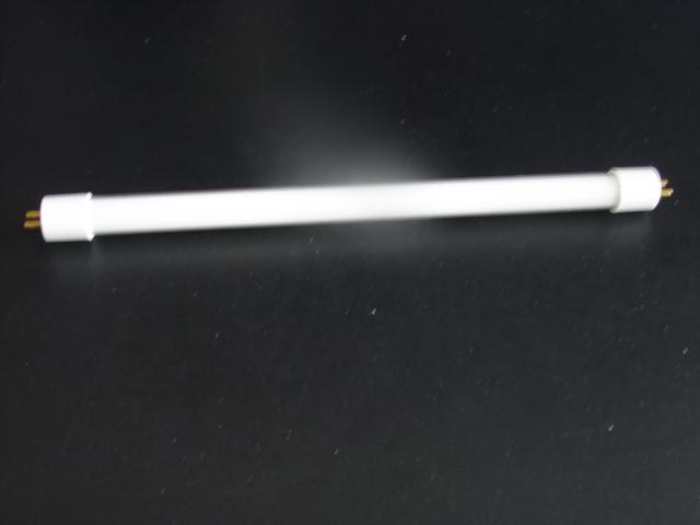 TRIPHOSPHOR LAMP. REPLACEMENT LAMP FOR USE IN LINKABLE UNDER CABINET FIXTURE.