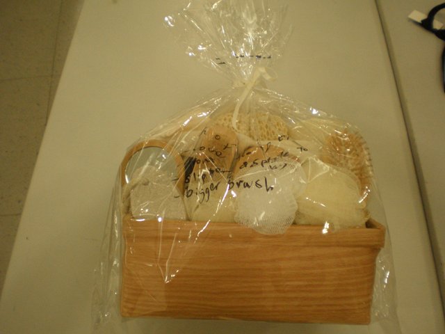 A SISAL SPONGE. FOR PERSONAL USE. PACKAGED AS PART OF A SET WITH A PUMICE STONE, SLIPPERS, MIRROR, LOOFA, FLANNEL, ROLLER MASSAGER, BACK STRAP, HAIR BRUSH, FOOT FILE AND NAIL BRUSH IN A WOODEN BOX COVERED IN CELLOPHANE WRAPPING WHICH HAVE ALL BEEN CLASSIFIED SEPARATELY.
