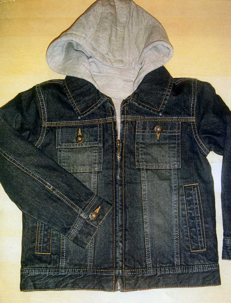 WOVEN DENIM JACKET FOR UNISEX.  REACHING DOWN TO BELOW THE WAIST.  ROUND NECK WITH COLLAR.  COMPLETE FRONT OPENING FASTENED BY ZIP.  LONG SLEEVES WITH BUTTON CUFF.  HEMMED AT BASE. WITH VARIOUS POCKETS. OF COTTON.  PACKED WITH AN INNER HOODED CARDIGAN CLASSIFIED SEPARATELY IN CASE 117786542.