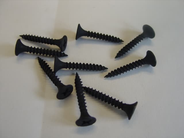 CARBON STEEL SCREW WITH BLACK PHOSPHATE FINISHED.  COLD FORMED.  NOT TURNED FROM BARS.  BUGLE HEAD WITH NUMBER 2 CROSS HEAD DRIVE.  LENGTH: 25 MM.  SHANK THICKNESS: 3 MM.  HEAD DIAMETER: 8 MM.