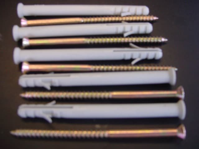 CARBON STEEL SCREW WITH ZINC AND YELLOW PASSIVATED FINISH.  COLD FORMED, NOT TURNED FROM BARS.  SUPPLIED WITH GRAY NYLON WALL PLUGS.  USED FOR FIXING SECURING FRAMES AND STUDWORK INTO MASONRY, CONCRETE AND LIGHT BLOCK.  LENGTH: 12 MM (THREAD LENGTH: 68 MM).  SHANK THICKNESS: 5 MM.  HEAD DIAMETER: 10 MM.  SCREWDRIVER REQUIRED: CROSS HEAD.