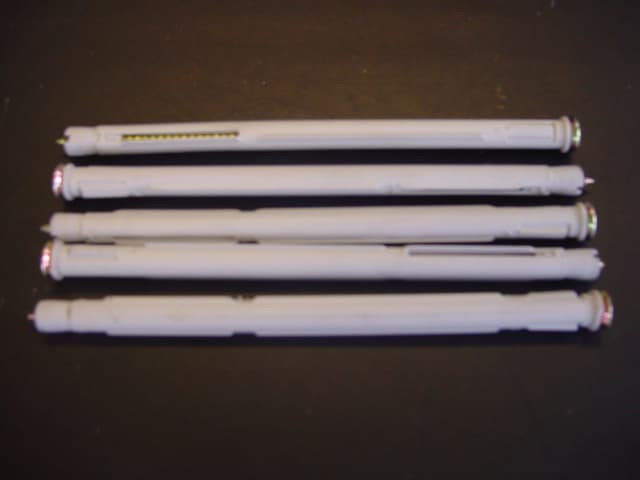 CARBON STEEL SCREW WITH ZINC AND YELLOW PASSIVATED FINISH.  COLD FORMED, NOT TURNED FROM BARS.  SUPPLIED WITH GRAY NYLON WALL PLUGS.  USED FOR FIXING GLAZED UNITS AND STUDWORK INTO MASONRY.  LENGTH: 147 MM (THREAD LENGTH: 63 MM).  SHANK THICKNESS: 5 MM.  HEAD DIAMETER: 10 MM.  SCREWDRIVER REQUIRED: CROSS HEAD.