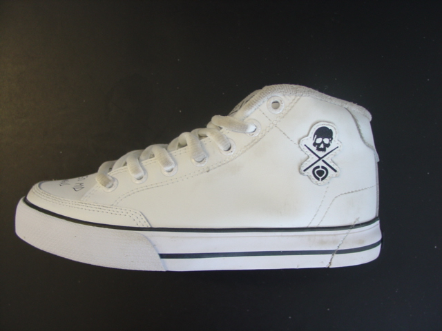 A LADIES SKATEBOARDING BOOT COVERING THE ANKLE.  WITH UPPERS OF LEATHER. LACE UP. THE SOLE IS OF SYNTHETIC MATERIAL AND CONTAINS SPECIAL TECHNOLOGY IN THE FORM OF A SHOCK ABSORBING PAD WHICH IS DESIGNED TO ABSORB IMPACT.  CIF PRICE ABOVE 7.5 EUROS.  THE BOOT HAS A LOGO ON THE SIDE OF THE BOOT AND ON THE TONGUE AND HEEL.