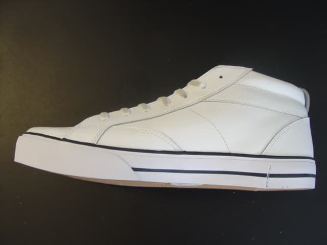 MENS SKATEBOARDING BOOT. COVERING THE ANKLE BUT NO PART OF THE CALF. WITH SPECIAL TECHNOLOGY IN THE FORM A PAD IN THE OUTER SOLE MEASURING 20MM WIDE 2MM THICK, DESIGNED TO ABSORB IMPACT OF VERTICAL OR LATERAL MOVEMENTS. WITH UPPERS OF WHITE LEATHER. WITH LOGO ON TONGUE, SIDE OF BOOT, BACK OF HEEL AND ON OUTER SOLE. WITH OUTER SOLES OF RUBBER. WITH INNER LINING. WITH LACE-UP FASTENING. WITH IN-SOLE LENGTH OF 24CM OR MORE. CIF PRICE PER PAIR IS MORE THAN 7.5 EURO.