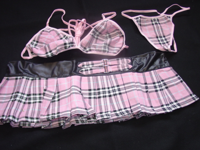 WOVEN THONG BRIEFS FOR WOMEN WITH ELASTICATED STRING AT WAIST , LEGS AND  BACK. THE GARMENT IS MADE FROM 100 PERCENT POLYESTER. PART OF FANCY DRESS COSTUME ALONG WITH A BRA AND SKIRT WHICH HAVE BEEN CLASSIFIED SEPARATELY AS NOT ENTIRELY OF A SINGLE IDENTICAL FABRIC.
PACKAGED IN A CLEAR PLASTIC BAG IN A PRINTED CARBOARD BOX WITHIN A CLEAR PLASTIC BAG.