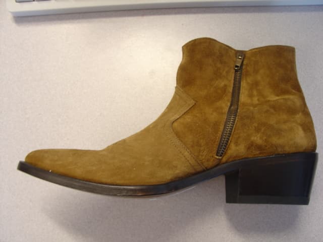 A MEN'S SUEDE COWBOY BOOT WITH LEATHER SOLE. COVERING THE ANKLE BUT NO PART OF THE CALF. WITH INSOLE OF A LENGTH GREATER THAN 24 CM WITH POINTED TOE AND ZIP FASTENING. WITH STITCHED DECORATION ON THE VAMP. LIGHT BROWN IN COLOUR.