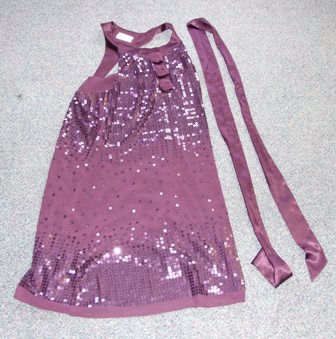 WOVEN DRESS.  REACHING DOWN TO BELOW MID THIGH.  ROUND NECK.  WITH PARTIAL OPENING AT THE FRONT FASTENED BY PRESS STUDS, WITH ROSE BUD STYLE TEXTILE DECORATION ON PLACKET.  WITHOUT SLEEVES.  LINED IN POLYESTER.  WITH SEQUIN DECORATION ON FRONT AND BACK.  WITH TIE BELT. HEMMED AT BASE.  OF RAYON.