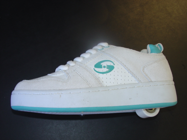 CHILDRENS UNISEX TRAINING STYLE SHOE WITH  WHEEL IN THE HEEL OF THE OUTER SOLE. WITH UPPERS OF PU AND SUEDE. WITH LACE FASTENING. WHITE IN COLOUR. WITH LOGO TO HEEL AND SIDE OF UPPER.
