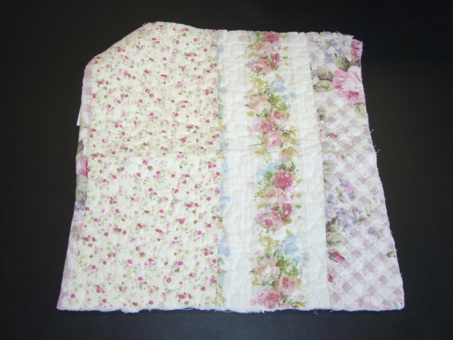 WOVEN BEDSPREAD OF 100 PERCENT COTTON. WITH PRINTED FLORAL PATCHWORK DESIGN. WITH PADDING. HEMMED.