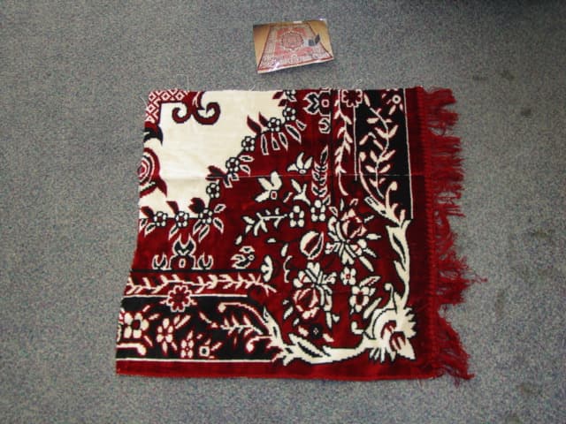 MACHINE WOVEN CARPET OF 50 PERCENT ACRYLIC, 25 PERCENT POLYESTER, 25 PERCENT COTTON. NORMAL SIZE IS 200 CM BY 147 CM. WEIGHT IS 485 GRAMS PER SQUARE METER. WITH A PILE HEIGHT OF 2MM ON A WOVEN BACKING. PILE OF DIFFERENT COLOURS. HEMMED ON ALL SIDES AND FRINGED ON THE ENDS.
