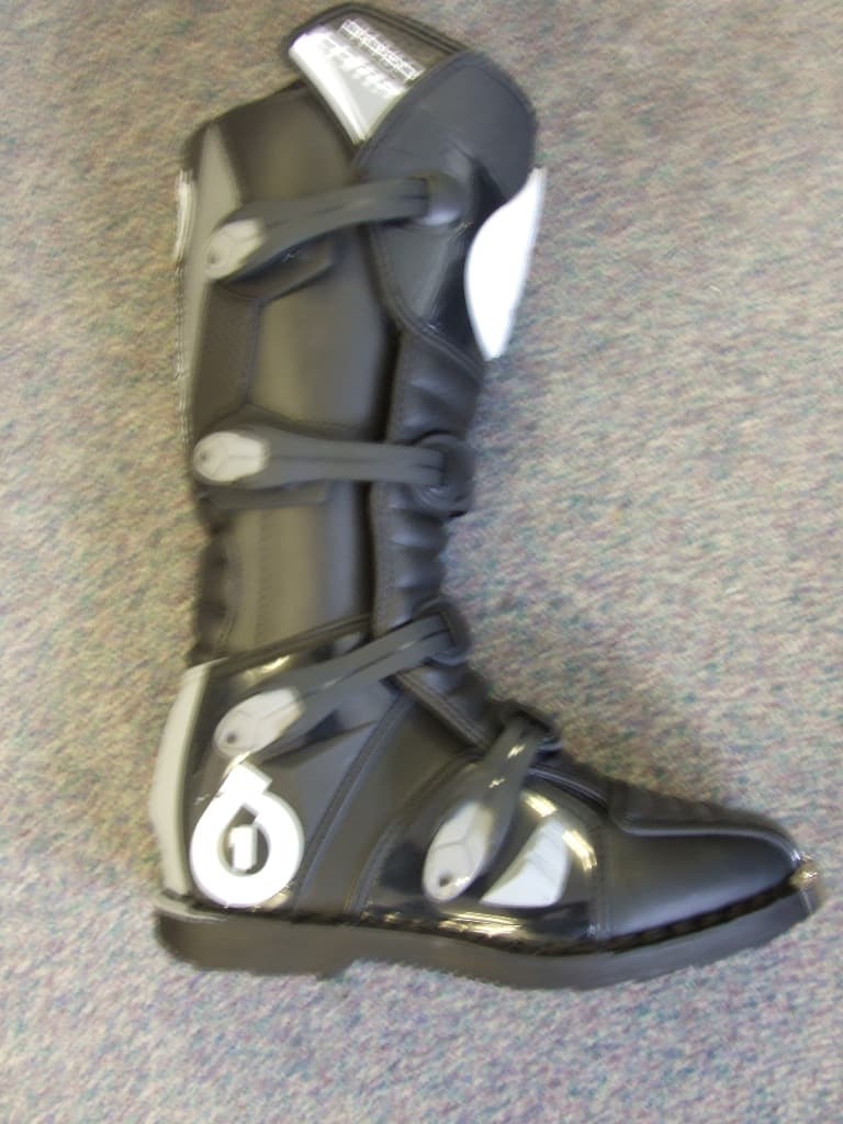 MOTORCYCLE / MOTORCROSS BOOTS.COVERING THE CALF TO JUST BELOW THE KNEE. WITH RUBBER SOLE WITH METAL TOE PLATE. WITH LEATHER UPPERS WITH VERY STRONG REINFORCEMENTS OF SYNTHETIC MATERIAL. WITH 4 PLASTIC CLIP FASTENINGS.