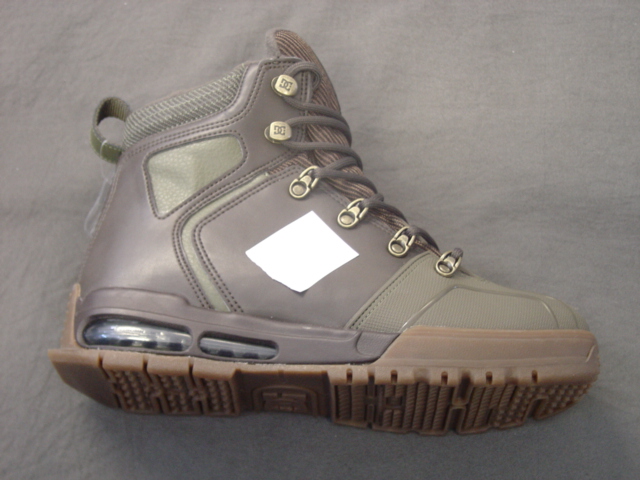A UNISEX SKATEBOARDING BOOT WITH LEATHER AND SYNTHETIC UPPERS WHERE THE LEATHER PREDOMINATES. OUTER SOLES OF RUBBER. COVERING THE ANKLE BUT NO PART OF THE CALF. WITH LACE UP FASTENING. WITH SPECIAL TECHNOLOGY IN THE FORM OF AN EVA MIDSOLE AND AIRBAG. INSOLE LENGTH EXCEEDS 24 CMS. TRADE LOGO ON THE UPPER AND OUTER SOLES. CIF PRICE EXCEEDS 7.5 EUROS.