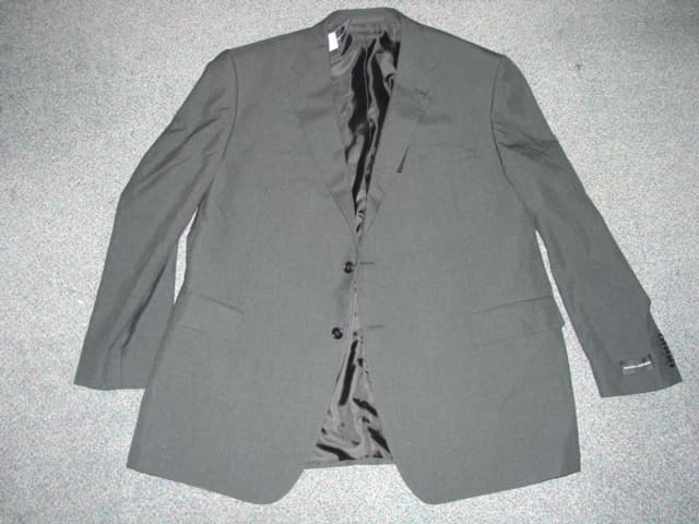 A WOVEN JACKET FOR MEN. V NECK WITH A COLLAR AND COMPLETE OPENING. WITH A LEFT OVER RIGHT TWO BUTTON CLOSURE. WITH THREE POCKETS ON THE FRONT. LONG SLEEVES WITH A FOUR SMALL BUTTON DETAIL AT THE CUFF. HEMMED AT SLEEVE ENDS AND BASE OF JACKET. WITH TWO VENTS AT THE BACK. FULLY LINED. 65% POLYESTER AND 35% VISCOSE. IMPORTED ON A PLASTIC HANGER WHICH IS CLASSIFIED SEPARATELY BECAUSE IT IS CLEARLY SUITABLE FOR RE-USE AS PART OF A CONTRACTED HANGER RE-USE PROGRAMME, WHERE THE HANGER IS DESIGNED TO BE USED SEVERAL TIMES FOR THE TRANSPORT OF GARMENTS.