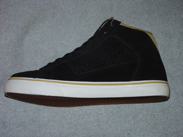 UNISEX SKATEBOARD SHOE. COVERING THE ANKLE WITH AN UPPER OF LEATHER AND AN OUTER SOLE OF RUBBER. WITH LACE FASTENING. LOGO ON THE TONGUE, SOLE AND SIDE OF OF SHOE WITH AN INSOLE OF A LENGTH EXCEEDING 24 CMS. SPECIAL TECHNOLOGY FEATURE IN THE FORM OF AN AIR CUSHION PAD ON THE HEEL. CIF PRICE EXCEEDS 7.5 EUROS. BLACK/CURRY IN COLOUR.