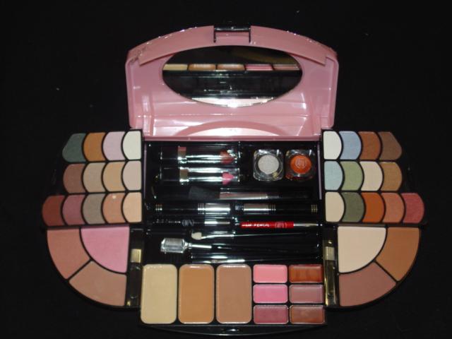 A COMPLETE COSMETIC SET PRESENTED IN A PINK PLASTIC HINGED CADDY WITH INTEGRAL TRAYS  AND A MIRROR IN THE LID.  THE SET CONTAINS IN VARIOUS COLOURS 26 EYESHADOWS, 4 BLUSHERS, 2 PRESSED POWDERS, 3 FOUNDATION, 6 LIP GLOSSES, 2 LIPSTICKS, 2 EYECREAM POTS, MASCARA, EYE PENCIL, LIP PENCIL, EYE LINER AND 6 APPLICATORS/BRUSHES.  THE SET IS PACKAGED IN AN OUTER CARDBOARD BOX.