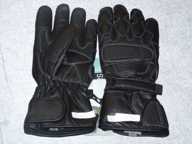 MOTORCYCLE GLOVES FOR UNISEX. CONSTRUCTED OF A LEATHER SHELL WITH POLYESTER LINING. FOR USE BY BOTH MEN AND WOMEN. SIZES RANGE FROM XXS- XXXL. PACKAGED IN A CLEAR PLASTIC BAG WITH PLASTIC HOOK AND STUD FASTENING. PUT UP FOR RETAIL SALE.