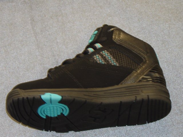 UNISEX SKATEBOARDING TRAINER. COVERING THE ANKLE BUT NO PART OF THE CALF. WITH UPPERS OF LEATHER AND TEXTILE MESH WHERE THE LEATHER PREDOMINATES. WITH OUTER SOLES OF RUBBER. WITH GAS PAD IN THE OUTER SOLE. WITH AN INSOLE LENGTH OF LESS THAN 24 CMS.  WITH LACE UP FASTENING. WITH LOGO ON UPPER, TONGUE AND SOLE. BLACK AND BLUE IN COLOUR.