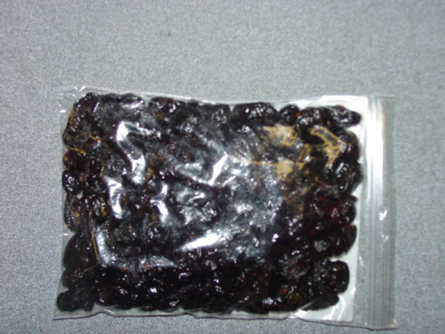 DRIED  CRANBERRIES SWEETENED WITH APPLE JUICE. INGREDIENTS  APPLE JUICE CONCENTATE 64 PERCENT CRANBERRIES 35 SUNFLOWER OIL 1 PERCENT. PACKAGED IN 11.3KG CARTONS.