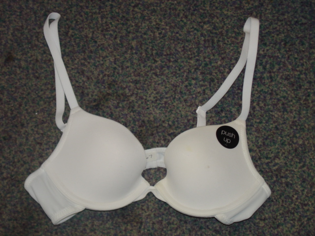 A BRASSIERE. UNDERWIRED WITH BONING. WITH ADJUSTABLE SHOULDER STRAPS. WITH HOOK AND EYE FASTENING. THE ITEM IS MADE FROM 59 PER CENT POLYAMIDE, 27 PER CENT POLYESTER AND 14 PER CENT ELASTANE. PRESENTED ON A PLASTIC HANGER WHICH HAS BEEN CLASSIFIED SEPARATELY.
