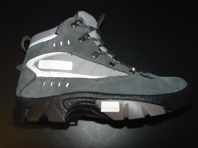 WALKING BOOT. COVERING THE ANKLE BUT NO PART OF THE CALF. UPPERS OF LEATHER, PLASTIC AND TEXTILE MATERIAL. LEATHER PREDOMINATES. OUTER SOLES OF RUBBER. WITH LOGO. WITH LACES. INSOLE LENGTH LESS THAN 24 CMS. NOT CONSIGNED FROM MACAO. GREY IN COLOUR.