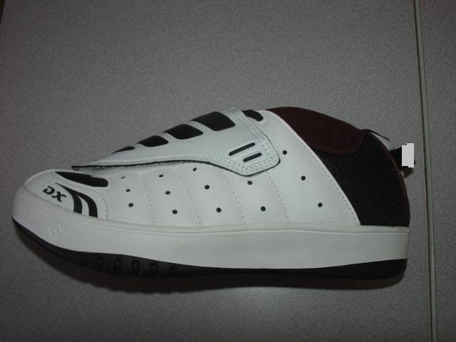 CYCLING SHOE. COVERING THE ANKLE ON ONE SIDE. UPPERS OF PLASTIC AND TEXTILE MATERIAL. PLASTIC PREDOMINATES. OUTER SOLES OF PLASTIC. WITH PROVISIONS FOR PEDAL CLEATS. WITH LACES. WITH ONE VELCRO FASTENING FLAP. WITH COMPANY LOGO ON A TAB AT BACK OF THE HEEL. INSOLE LENGTH EXCEEDING 24CMS. WHITE AND BLACK IN COLOUR.