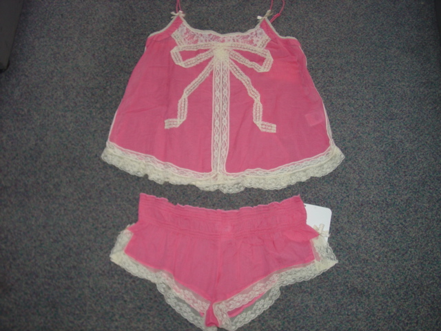 WOVEN BABY DOLL STYLE PYJAMAS. FOR WOMEN. CONSISTING OF AN UPPER GARMENT. REACHING DOWN TO THE WAIST. WITH ROUND NECK. WITHOUT OPENING. WITH NARROW, ADJUSTABLE SHOULDER STRAPS. WITH HEAVY LACE STYLE TRIMMINGS. OF COTTON. WITH MATCHING COTTON BRIEFS.  ELASTICATED AT WAIST. WITH DECORATIVE BOWS AND HEAVY LACE STYLE TRIMMINGS .