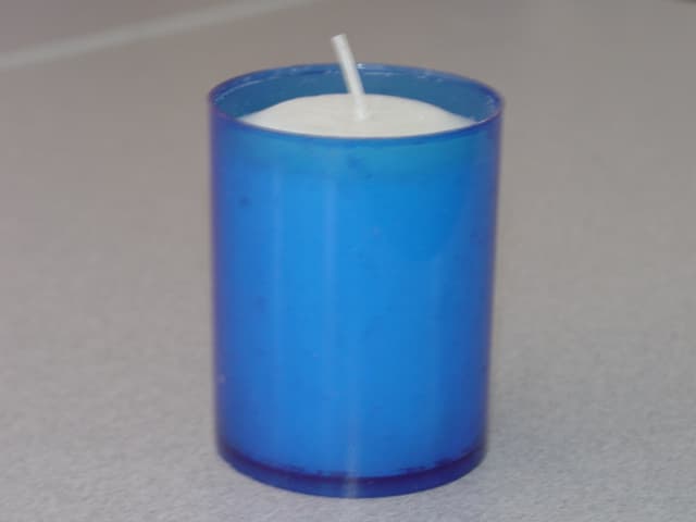 A MEMORIUM CANDLE. PILLAR CANDLE. PLAIN WHITE. NOT PERFUMED. PRESSED WAX CORE WITH METAL SUSTAINER AND WAX COATED WICK. CANDLE HEIGHT APPROXIMATELY 55MM, CANDLE DIAMETER APPROXIMATELY 47MM. INDIVIDUALLY CONTAINED IN A BLUE PLASTIC CONTAINER WITH VERTICAL WALLS OF 63MM IN HEIGHT. 24 HOUR BURN TIME. WEIGHT 80GM. PACKAGED FOR TRANSPORT 60 PIECES PER CARTON.