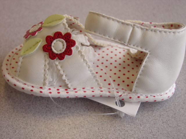 BABIES SANDAL. WITH UPPERS OF PLASTIC. WITH VELCRO FASTENING ANKLE STRAP. WITH OUTER SOLES OF TEXTILE MATERIAL. WHITE IN COLOUR IN COLOUR WITH FLORAL DECORATION.