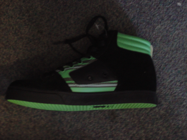UNISEX TRAINING SHOE. COVERING THE ANKLE BUT NO PART OF THE CALF. UPPERS OF LEATHER AND PLASTIC WITH LEATHER PREDOMINATING. OUTER SOLE OF RUBBER. WITH LOGO ON SIDE, TONGUE, SOLE , HEEL AND INSOLE. LACE FASTENING. WITH SPECIAL TECHNOLOGY IN THE FORM OF AN EVA MID-SOLE. CIF PRICE EXCEEDS 7.5 EUROS. INSOLE LENGTH MORE THAN 24CMS.