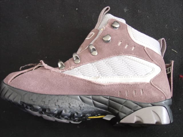 CHILDS WALKING BOOT. COVERING THE ANKLE BUT NO PART OF THE CALF. UPPERS OF LEATHER, PLASTIC AND TEXTILE MATERIAL. LEATHER PREDOMINATES. OUTER SOLES OF RUBBER. WITH THICK TREAD. LACE UPS. INSOLE LENGTH LESS THAN 24 CMS. NOT CONSIGNED FROM MACAO. BURGUNDY AND GREY IN COLOUR.
