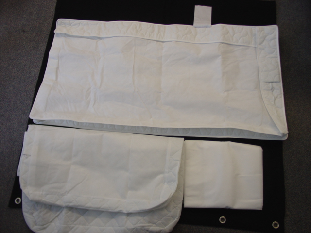 A PADDED TEXTILE FITTED MATTRESS PROTECTOR. DESIGNED TO FIT OVER THE MATTRESS FOR PROTECTION. MADE FROM NONWOVEN POLYPROPYLENE. WITH ZIP FASTENING. MEASURING 134CM X 72CM WHITE IN COLOUR.