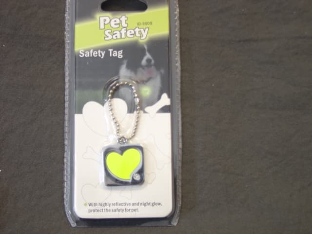 SAFETY TAG. HEARTSHAPED WITH BALL CHAIN. OF METAL (ZINC ALLOY). SINGLE PACKED ON CARD. SEALED IN PLASTIC.