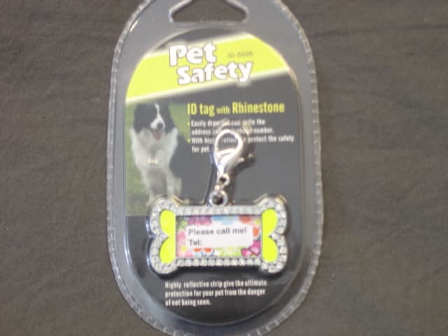 SAFETY TAG FOR PETS. WITH RHINESTONE. OF METAL (ZINC ALLOY). WTH REFLECTIVE STRIP. WITH CLIP. SINGLE PACKED ON CARD AND SEALED IN PLASTIC.