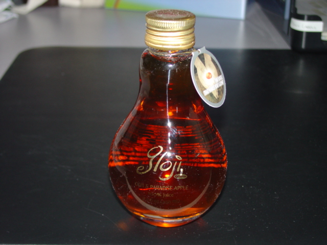 GOJI AND PARADISE APPLE JUICE. 100% JUICE. FLASH PASTURISED. READY TO DRINK. NO ADDED SUGAR. BRIX VALUE 13%. OF A VALUE EXCEEDING 30 EUROS PER 100 KG NET WEIGHT. PACKAGED IN 250 ML (8.5 FLUID OUNCES) GLASS BOTTLES.