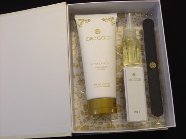 MANICURE SET. CONSISTING OF 1 ABRAISIVE NAIL BOARD WITH PLASTIC BASE, 1 BOTTLE OF CUTICLE OIL, 1 BOTTLE OF HAND LOTION AND 1 NAIL BUFFER. PACKAGED IN A CARDBOARD PRESENTATION SET.