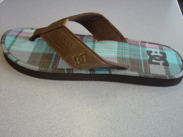 MENS FLIP FLOP STYLE SANDAL . UPPER THONG OF LEATHER  WITH TOE POST CONSTRUCTED OF LEATHER. THE THONG IS NOT ASSEMBLED TO THE SOLE BY MEANS OF PLUGS.  OUTER SOLE OF RUBBER SPONGE.  INSOLE TEXTILE LINED.  LENGTH MORE THAN 24CMS. BROWN IN COLOUR.