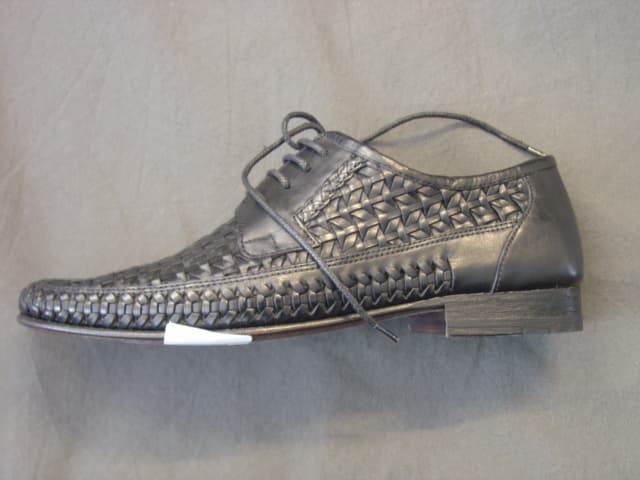 LADIES FASHION SHOE. NOT COVERING THE ANKLE. WITH UPPERS OF PLAITED LEATHER. OUTER SOLES OF LEATHER. WITH SMALL HEEL. WITH INSOLE LENGTH MORE THAN 24CMS.LACE-UP. NOT CONSIGNED FROM MACAO. COLOUR BLACK.