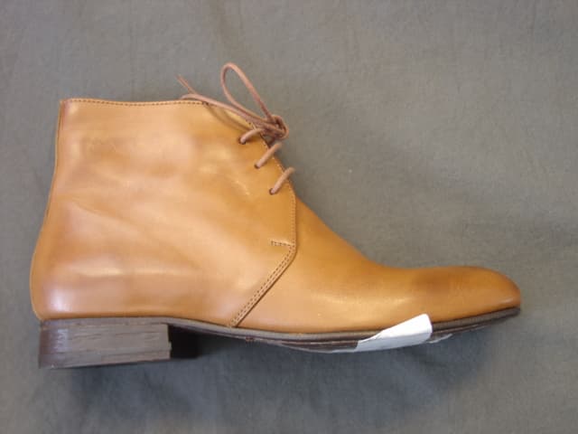 A LADIES FASHION BOOT COVERING THE ANKLE BUT NO PART OF THE CALF. UPPER OF LEATHER . OUTER SOLE OF LEATHER.WITH SMALL HEEL. LACE-UP. IN-SOLE LENGTH EXCEEDS 24 CMS. COLOUR TAN.NOT CONSIGNED FROM MACAO.