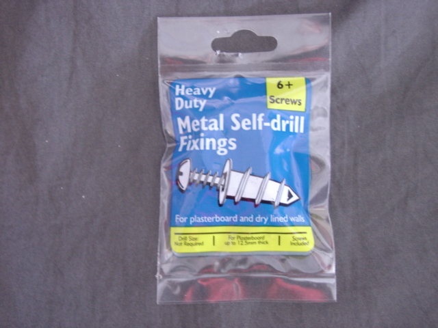 A CAST,ALUMINIUM ALLOY SELF DRILLING PLUG WITH AN APPROX. 4.0 X30MM SELF TAPPING SCREW OF STEEL. THE PLUG IS USED AS AN ANCHOR IN PLASTERBOARD. THE PREDOMINANT METAL BY WEIGHT IS THE ALUMINIUM ALLOY. PACKAGED IN A PRINTED POLYTHENE BAG OF 6 SCREWS