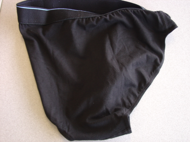 A PAIR OF KNITTED BRIEF STYLE UNDERPANTS FOR MEN. ELASTICATED AT TOP AND LEG OPENINGS. WITHOUT OPENING. 95 PER CENT COTTON, 5 PER CENT ELASTANE.